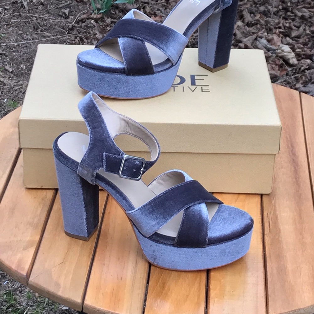 The Mode Collective☀️The Podium Sandal in charcoal